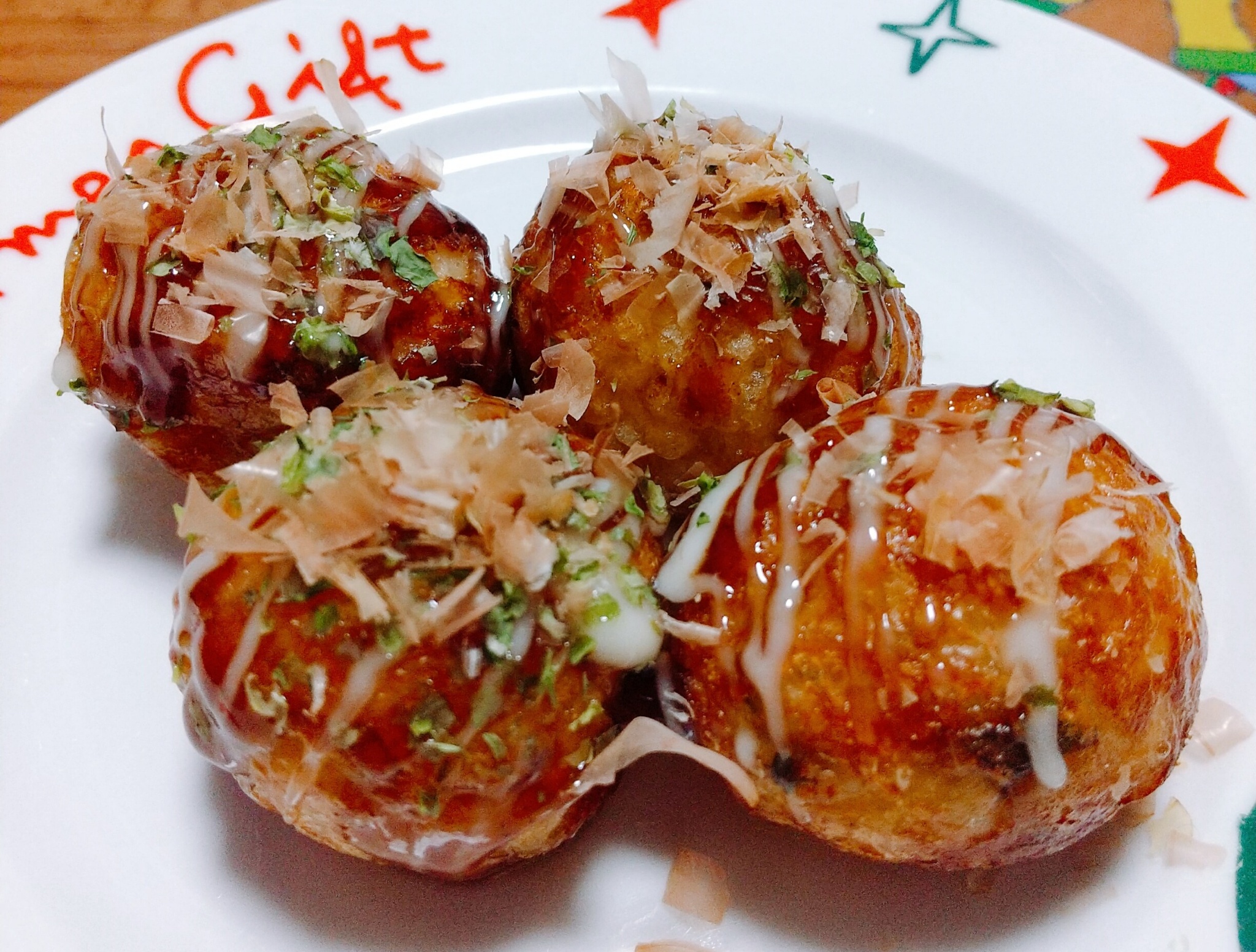武虎 En Twitter 武虎流のたこ焼きは 最初に天かすから投入するのだ そして 油はオリーブオイルで焼く これだけで全然変わるからお試しあれ ソースは大阪 兵庫のイカリソース たこ焼き家 マヨネーズはピュアセレクト かつお節はヤマキの氷温熟成法 今回