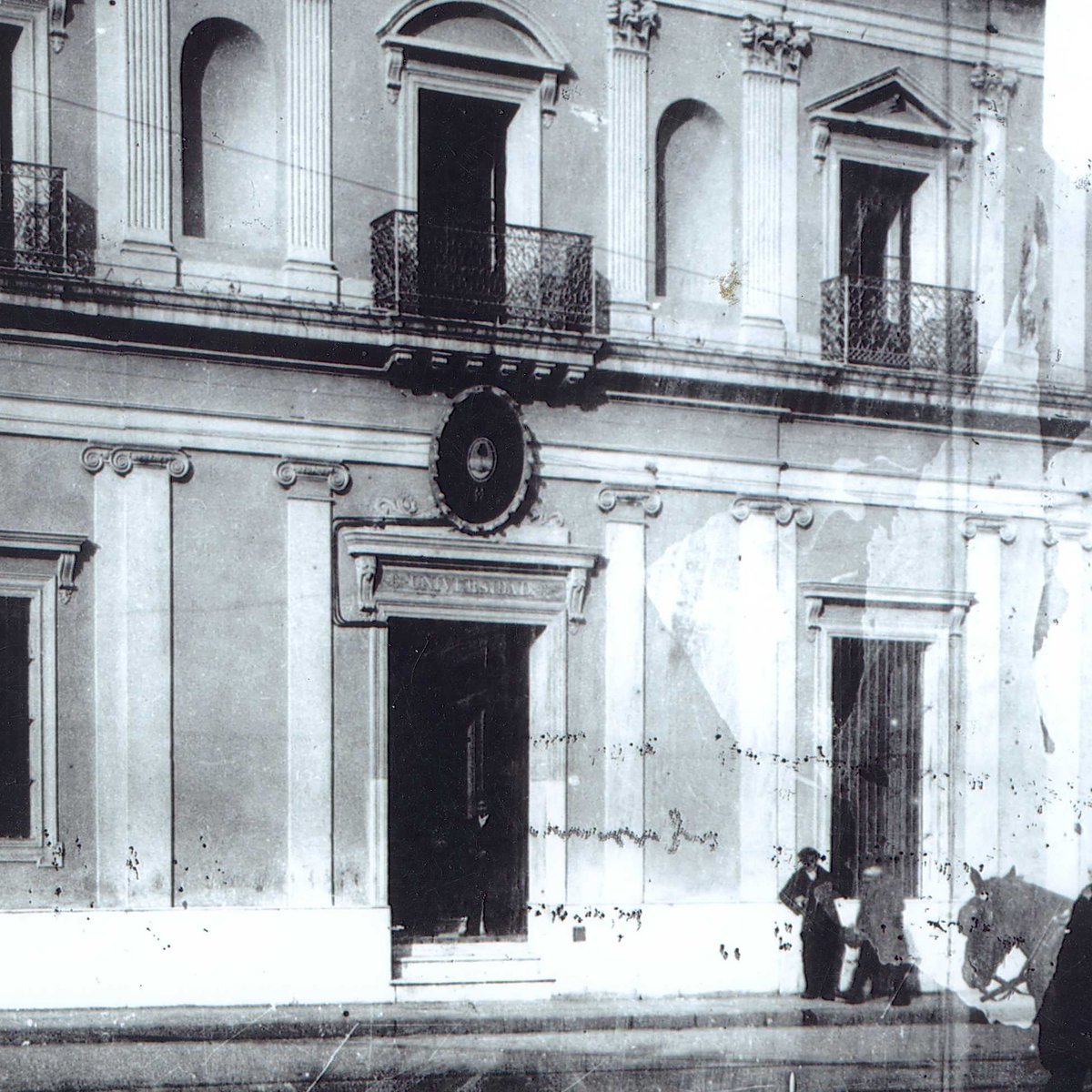 Exactas_UBA's tweet photo. 🎉 ¡Feliz cumple para la Facu! 🎉
Hoy tenemos 155 años. 😗🎂
📸 El primero de tres "ayer y hoy" para celebrarnos.
1⃣ Fachada de la Facultad en 1900 (Perú 222, CABA).
2⃣ Pabellón 2 visto desde 0+Infinito en 2019 (Ciudad Universitaria) https://t.co/X0rXcczH4K