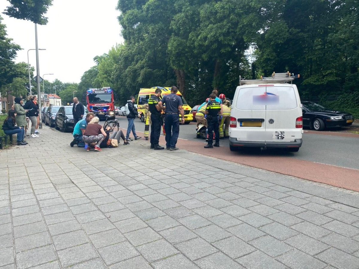 Twee gewonden bij aanrijding tussen scooter en busje in Deventer .
