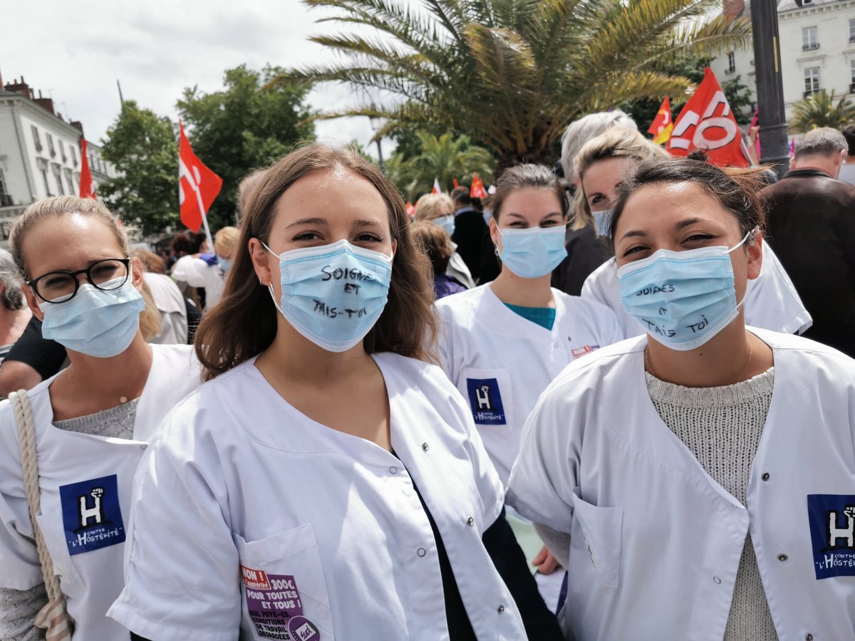 NR_Tours's tweet photo. "Soigne et tais-toi" : des soignants bouches masquées place Jean-Jaurès à #Tours https://t.co/XRtOcdCWxm