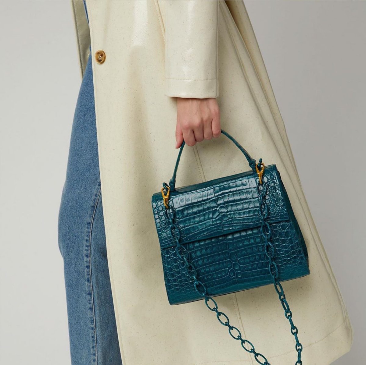 When you run the world, you need a handbag that can keep up. ✨
Shop the @NancyGonzalezOfficial Medium Lexi Top Handle Handbag in store and online.
#elizabethanthony