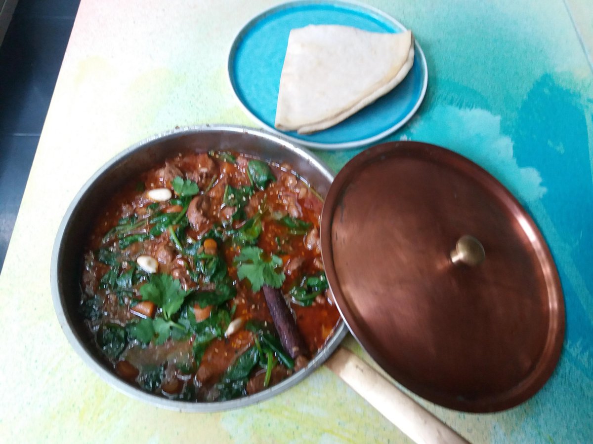 kleynesintjacob's tweet image. Vet lekker, lamsstoof met spinazie, kaneel, sesam, rozijnen en roti. De mijne is klaar, nu jij nog. Woensdag @Breekdeweek #heerlijkeerlijkkoken #kookstudio #leeuwarden