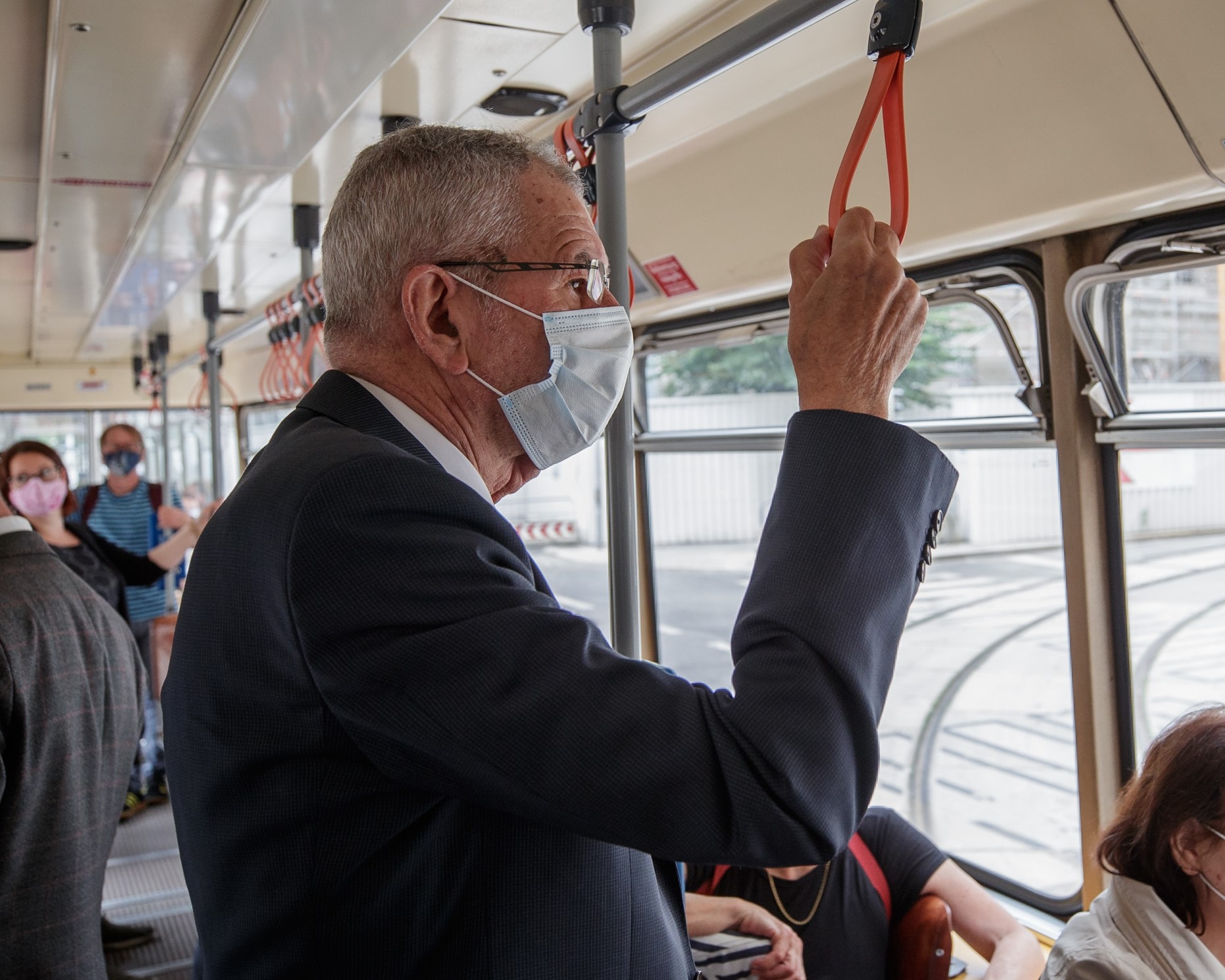 A. Van der Bellen on Twitter: "Unterwegs mit den @wienerlinien zu einem  Besuch des @CSHVienna in Wien-Josefstadt.… "