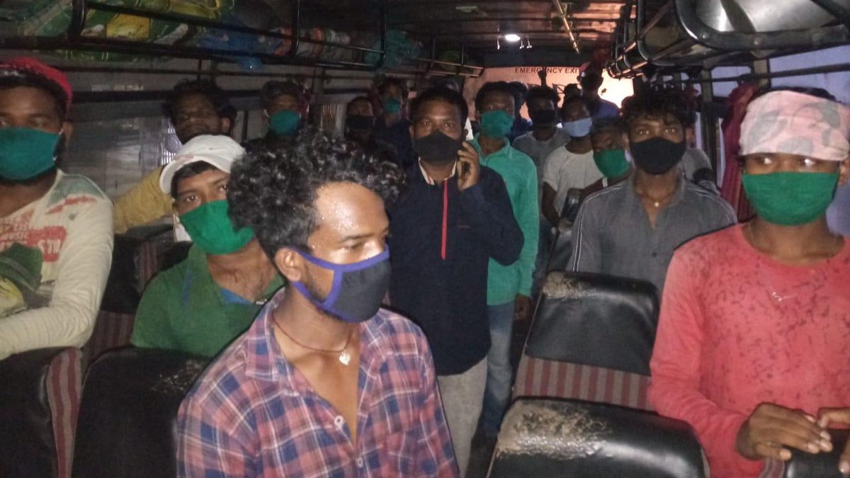 UNICEFIndia's tweet image. All passengers were medically checked before boarding the bus. Post dinner, the team distributed dry food to them as well.

#JeevanRath has so far sent 150 migrants home from Nagpur and is dedicated to supporting as many migrants as possible in the coming days.