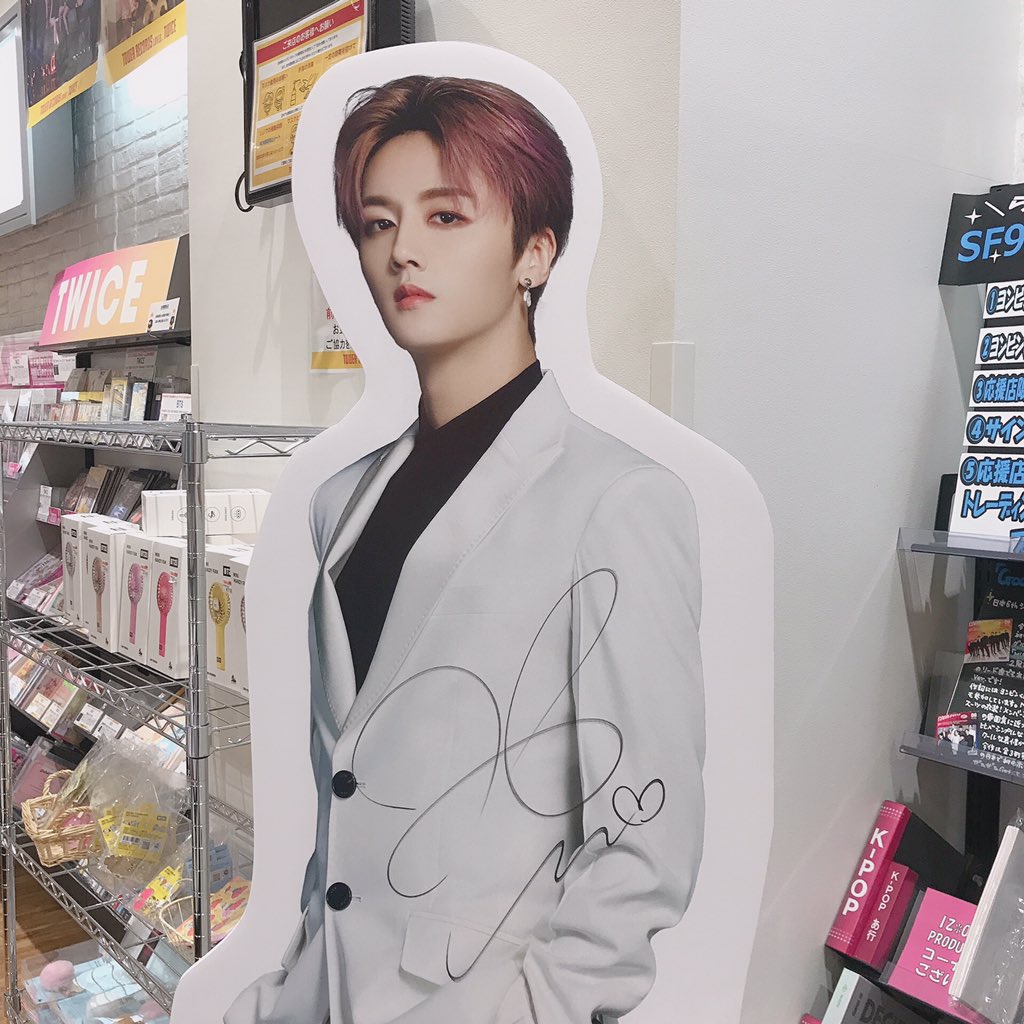 sf9ybcn83's tweet photo. 最寄りのタワレコに推しが来たのでフラゲってきた〜✨
ヨンビンのビシュ良き😭😭♥️♥️
しかも応援店限定のトレカ?も1発目で自引きして沸いた🥺💓
モチベ上がったわ笑笑 https://t.co/HOEzbmAnQ7