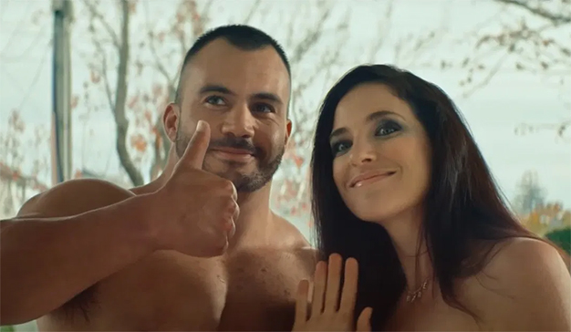 mkdirecto's tweet photo. Por qué dos estrellas del porno llaman a la puerta (en pelota picada) en esta campaña neozelandesa https://t.co/DQEPFEsicN https://t.co/XKOv9a48Bi
