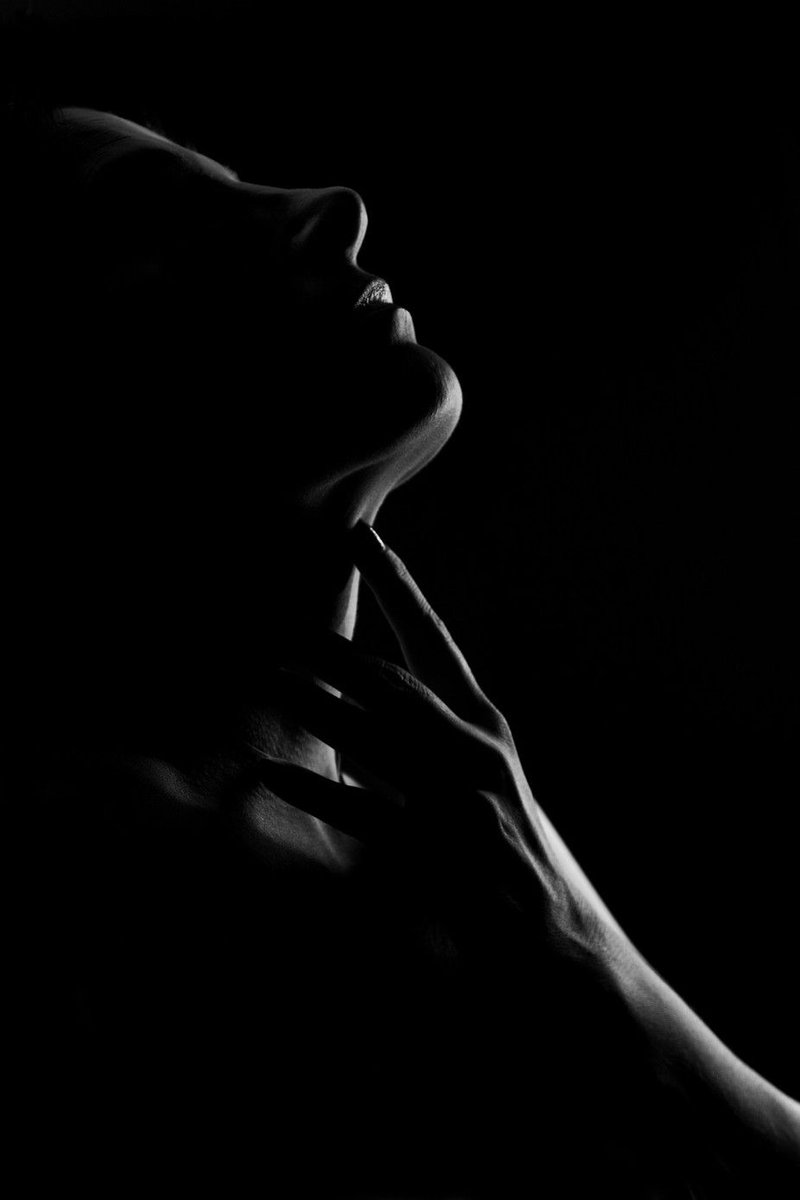 No porque callo me detengo,
No, porque aun en silencio
Laten palabras que me anuncian
Toda tuya y tú todo mío;
Aun en silencio vive en frases sedientas
la necesidad de mi ser a tu presencia;
No, porque por tí, por mí, por nosotros
Estoy y siempre estaré
En este silencio que suena