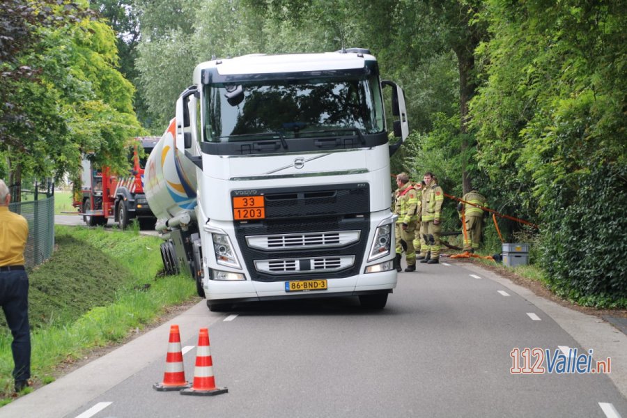 Tankwagen met brandstof dreigt om te vallen in #Kootwijkerbroek. 112Vallei.