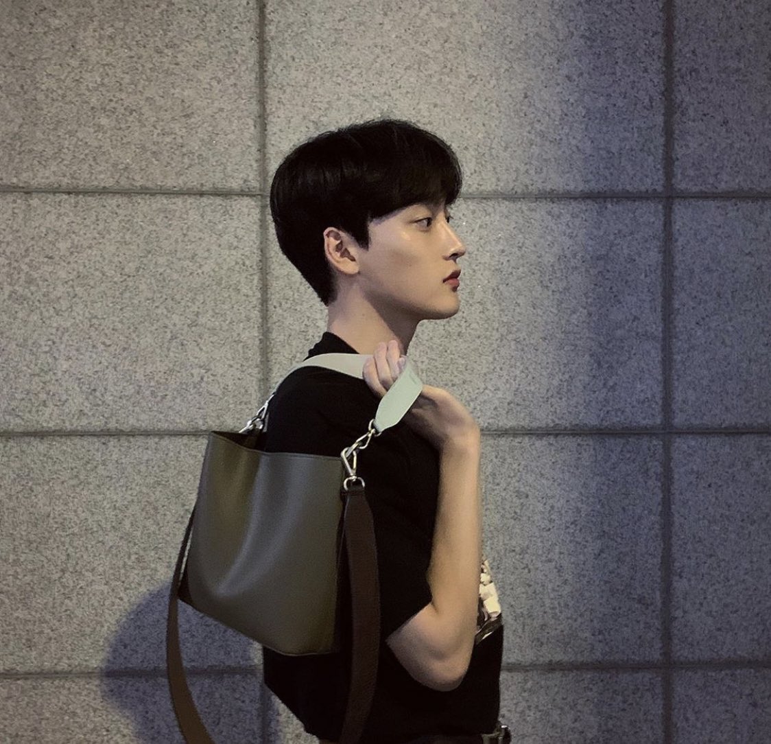 TRCNGstans's tweet photo. [IG] 160620

Minha bolsa favorita hoje em dia😚
É bonito
uma bolsa única⚡️
#findkapoor #fkr #fkrmonogram #accordionbag #basiccamera

@yts000917 

#TAESEON #태선 https://t.co/Z6rnL7GROM