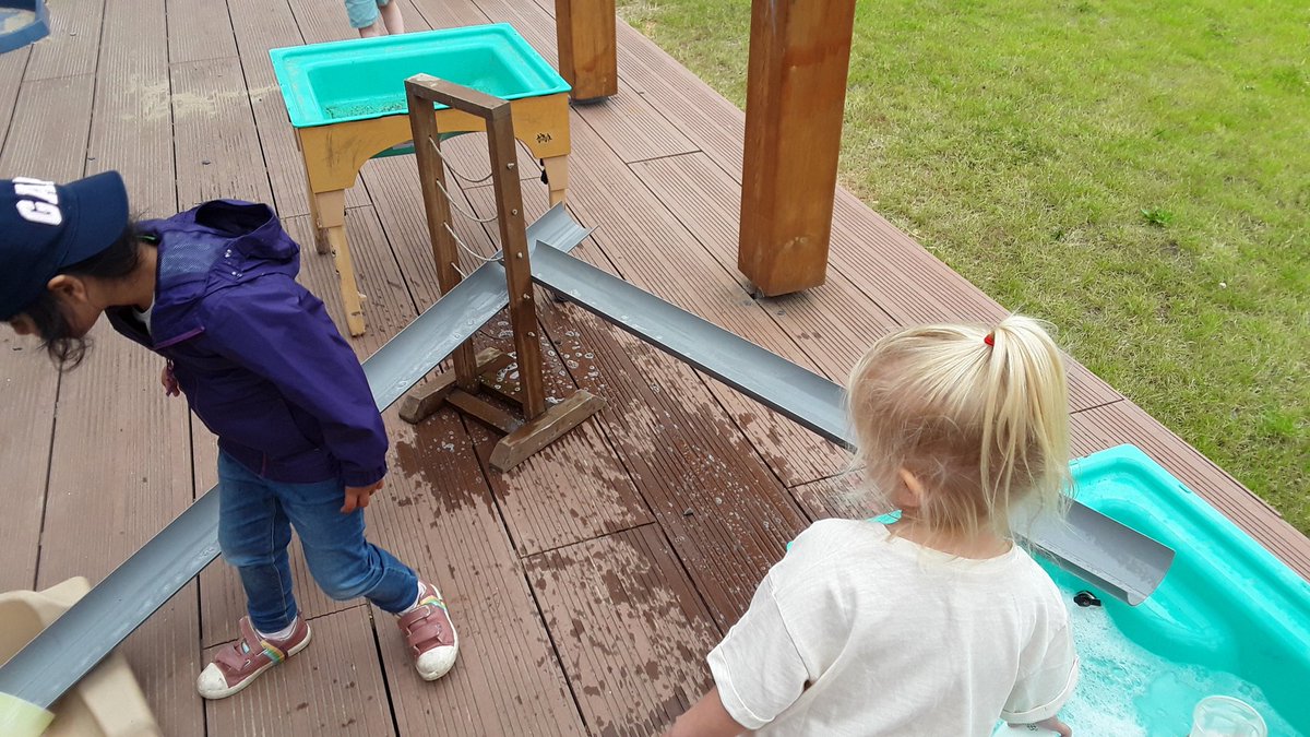 AshbridgeMaxy's tweet photo. Preschool problem solving! Our guttering kept falling down so we changed the slope of the pieces and tucked one behind the stand to stop it sliding down! #childled #noadulthelp #problemsolving #outdoorclassroom @NDNAtalk https://t.co/N4PqghW3S2