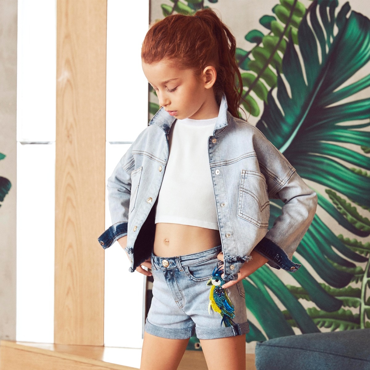 Sezon alışveriş listesinin en başında yer alan jean, bu sezon da her sezon olduğu gibi yine cool!
Her maceraya uygun dinamik görüntüsü ile benzersiz modelleri keşfetmeye hazır olun. Jean’ler İlkbahar / Yaz koleksiyonunda renkler, püsküller ve aksesuarlar ile yeniden yorumlandı.