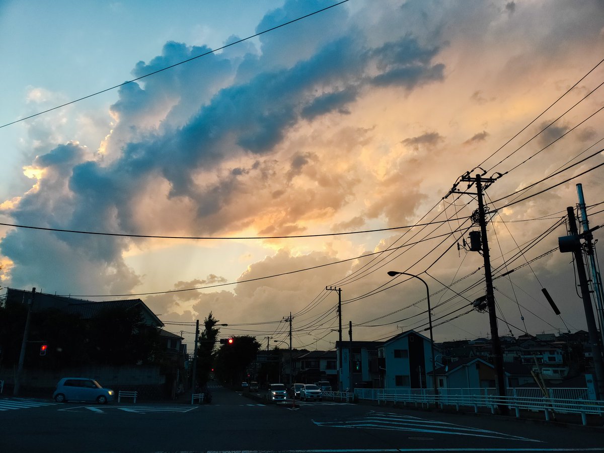 YasuTakki's tweet photo. 帰り道、すごい雲に出会いました。これから晴れるのか、はたまた雨となるのか。。。
皆さま今日一日お疲れ様でした。
.
.
.
#写メ日記 #oppo #r17pro #イマソラ https://t.co/1ZHdXcaEO6