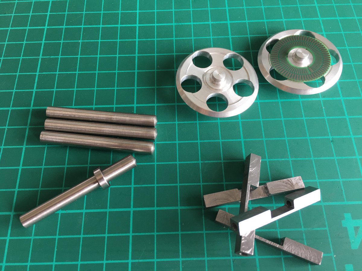 Réception d’un lot de pièces mécaniques corrigées: goupilles au diamètre réduit de 0.15mm, roue codeuse avec une correction de diamètre pour le moyeux du disque codeur et entretoises mat LIDAR avec taraudage centré. #CDR2020