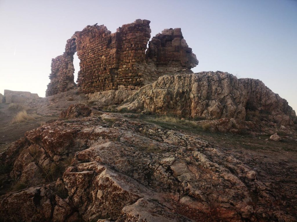 Bayburt'un sembol güzelliklerinden Bayburt Kalesi✔️
Yapımı Bagrad Sülalesi zamanından çok öncelere dayanmakta olup Roma, Ermeni, Bizans, Arap ve Kommenos gibi medeniyetlerden izler taşır. Türklerin Anadolu'da ilk ele geçirdikleri yerlerden biridir.
#BayburtuKeşfet
#BayburtKalesi