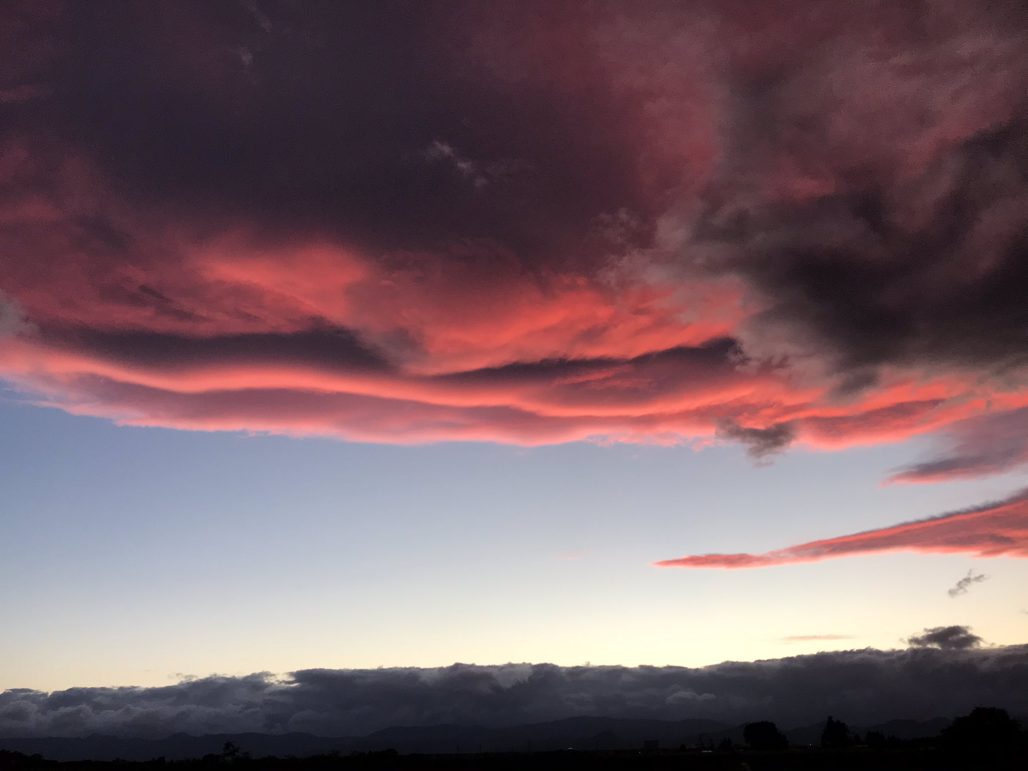やまこ 厚い雲と雲の間に青空な夕暮れ こんな赤い色した雲はなかなかないなー 赤い雲 T Co Kbcu9nn3ee Twitter