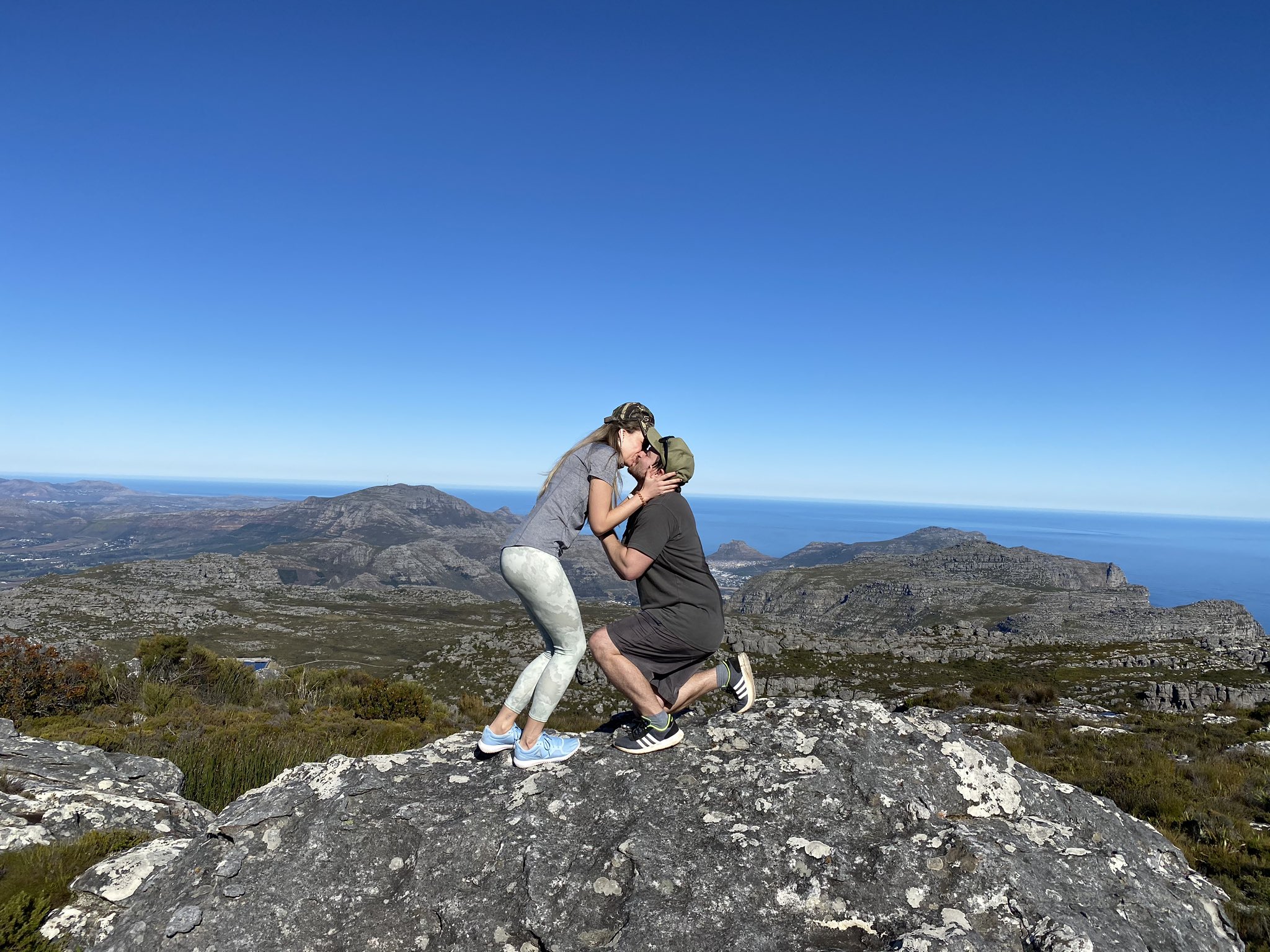смотровая площадка гремячинск. человек толкает камень. белый камни гремячинский район. гора из камней. альпинизм.