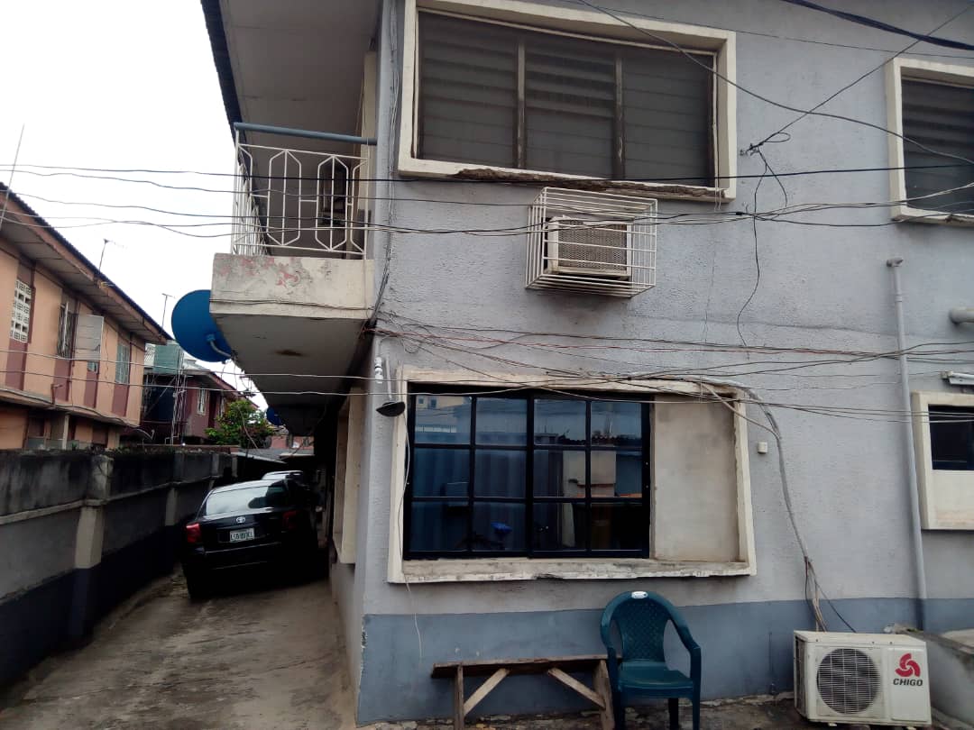 highlevelng's tweet image. Direct Instructions to Sell

Description: A building with 4 Units of 3bedroom Flat
Location: Itesiwaju Street, by Oasis Hotel, before Community Road, Akoka, Yaba, Lagos.
Land Size:  about 600sqm
Price: N45M

Contact: 08023406063 (WhatsApp)
Download: highlevel.com.ng/d/currentlisti…