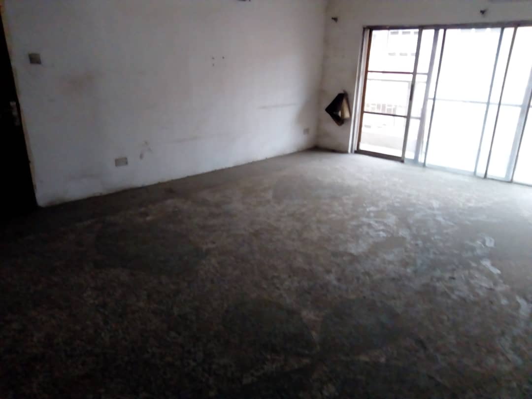 highlevelng's tweet image. Direct Instructions to Sell

Description: A building with 4 Units of 3bedroom Flat
Location: Itesiwaju Street, by Oasis Hotel, before Community Road, Akoka, Yaba, Lagos.
Land Size:  about 600sqm
Price: N45M

Contact: 08023406063 (WhatsApp)
Download: highlevel.com.ng/d/currentlisti…