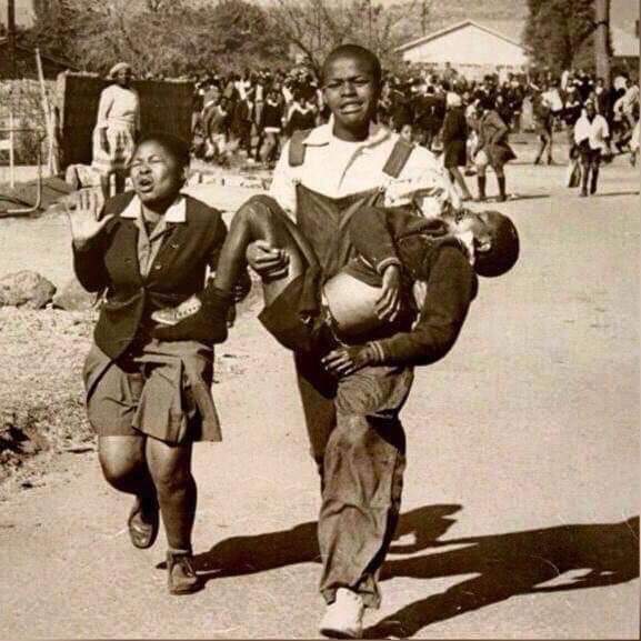 #SOWETO : 570 morts ! 😢

Fukki fan ak juróom benn ci weeru suwe atum junni ak juróom ñeenti téeméer yu teg juróom ñaar fukk ak juróom benn (1976), boobu ak tay di leen fukki  at ak ñeent, nguurug ma-xeetal (gouvernement raciste) ga woon ca  ...
La suite :
m.facebook.com/story.php?stor…