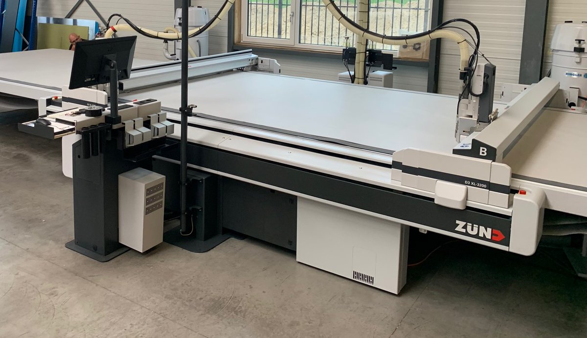 zundbenelux's tweet photo. Afgelopen week heeft @zundbenelux  de installatie voltooid van een speciale D3 #zundcutter met twee 3,6kW freessystemen en freesbelt @ Plano Plastics

#automation #zund #yourfirstchoiceindigitalcutting #acrylic #acrylaat #route #frezen #laser #eurolaser https://t.co/ScYIXwLoQE