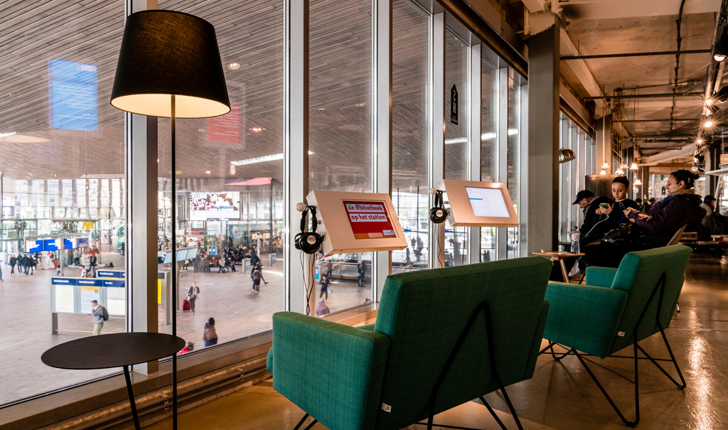 Boeken_Lezen's tweet photo. Probiblio publiceert rapport over pilotvestiging Bibliotheek op het station Rotterdam. Lees het hier: https://t.co/ohnTRqCiFs #Rotterdam #bibliotheek #Probiblio #StationRotterdam https://t.co/xZqUgv4jf7
