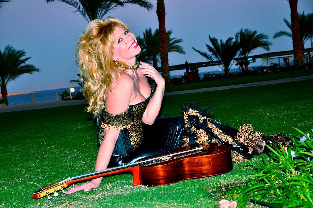 GalinaVale's tweet image. #ladivadelaguitarra #galinavale #galinavaleguitar #flamenca #guitarrista #guitarwoman #violão #spanishguitarist #virtuoso #musician #photography #happy #showgirl #showdiva #guitargods #classicalguitar #flamencoguitar #joseramirezguitar