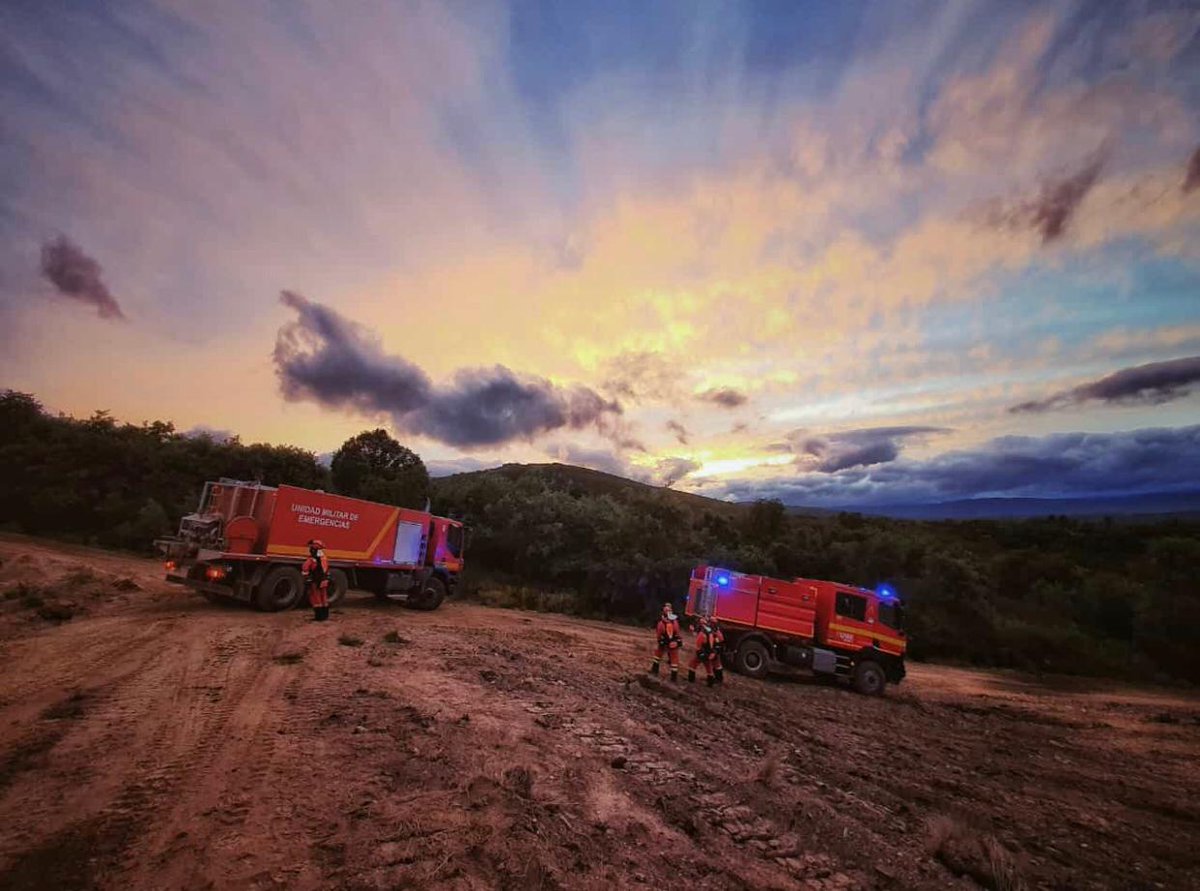 La <a href="/UMEgob/">UME</a> se prepara a diario para la lucha contra el fuego en simulacros donde ocurren incidencias que pueden suceder en un incendio forestal. Se instruye en el despliegue, en la defensa de puntos sensibles o en el trabajo coordinado con aeronaves y maquinaria de ingenieros.