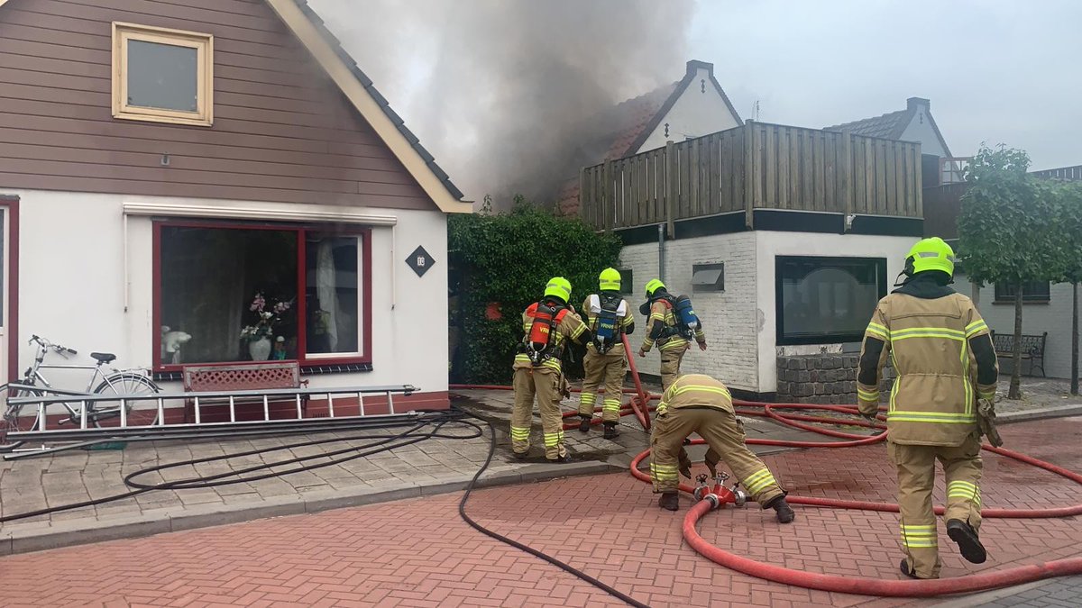 Flinke brand op veranda Noord-Scharwoude overgeslagen naar ander huis: NOORD-SCHARWOUDE