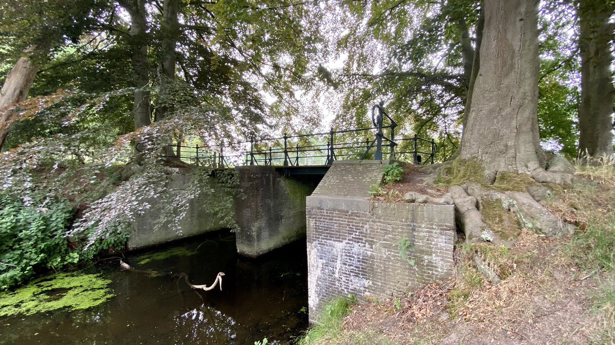 mveldhuis76's tweet photo. Bijzondere ochtend met @FranstMaten gehad. Over #landgoederen #DeBoom #Geerestein #DenTreek gefiets. Bedenker van de #klompenpaden, en hij realiseerde ook 250 #poelen in zijn periode bij @LandschErfgoed #Utrecht. @ValleienVeluwe #erfgoed #natuur https://t.co/MWhDf1OE7O