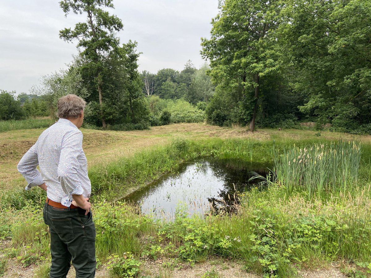 mveldhuis76's tweet photo. Bijzondere ochtend met @FranstMaten gehad. Over #landgoederen #DeBoom #Geerestein #DenTreek gefiets. Bedenker van de #klompenpaden, en hij realiseerde ook 250 #poelen in zijn periode bij @LandschErfgoed #Utrecht. @ValleienVeluwe #erfgoed #natuur https://t.co/MWhDf1OE7O