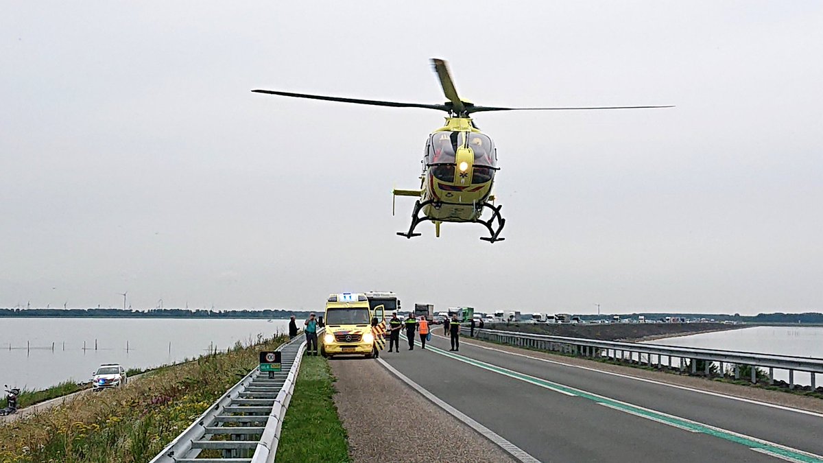 Ter plaatse geweest bij een verkeersongeval op het fietspad Markerwaarddijk (N307) Enkhuizen-Lelystad.