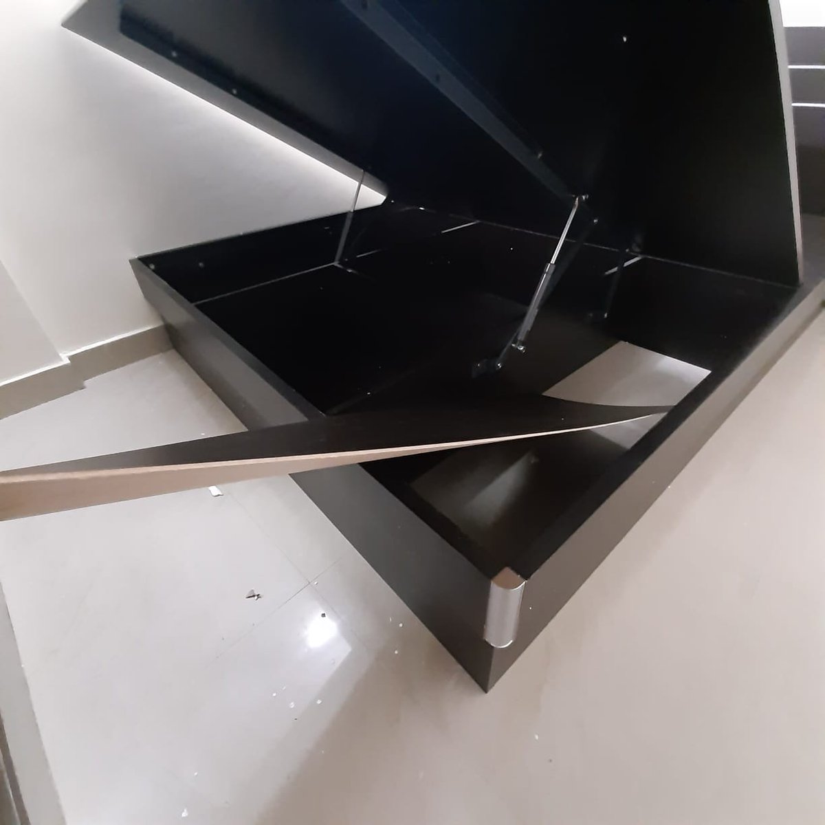 japarna11's tweet photo. I purchased a queen size wooden bed with storage from this site  @royaloakindia.com.It sent a bed made of fibre with very thin sunmica at base of storage. No option for customer reviews, no responses on customer care number. All dumped once I paid https://t.co/0Q9RUCKsgo