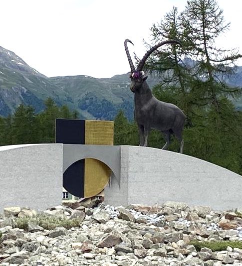 Neuer Kreisel in Pontresina in der Heimat der Steinböcke