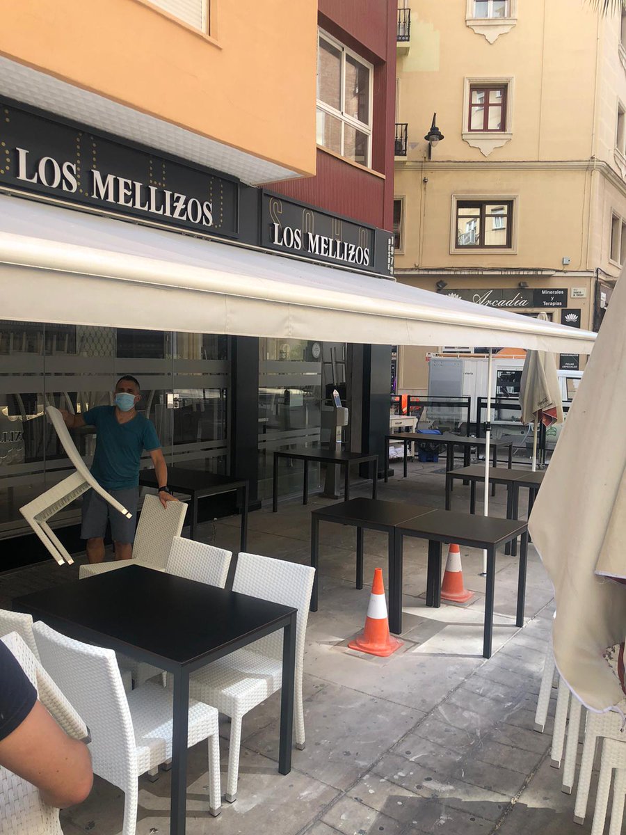 vecinosmalaga's tweet photo. MUERTE ANUNCIADA DE UN BANCO PÚBLICO

@Gemmadelcorral nos ha engañado, a pesar de peticiones, escritos y declaraciones. Esta mañana nos han robado un banco para dejar más espacio a la terraza de los @MellizosGrupo en Tomás Heredia

El tema viene de largo. https://t.co/kp4fdAdf0U