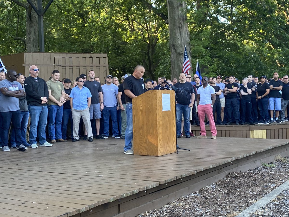 LaurenAdamsKY's tweet photo. Happening now: retired @LMPD officer George Rodman holding a rally in support of police officers.   ‘These officers refuse to abandon these citizens the way your elected officials have.’ https://t.co/VdagZALfyI