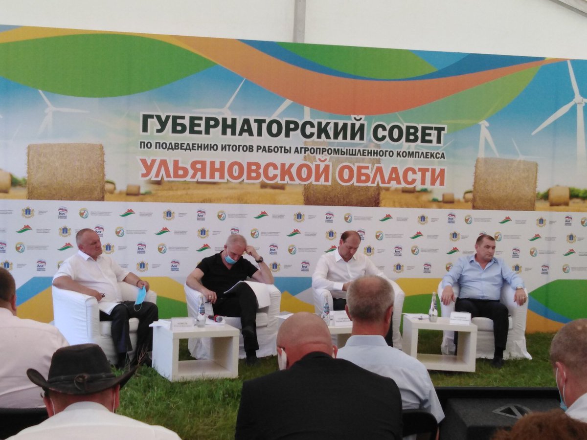 Одной из тем исследований ЦСИ стала «Оценка состояния АПК Ульяновской области в сравнении с общероссийскими и мировыми тенденциями, обоснование выбора варианта сценария его развития». В рамках этой темы Евгений Ильдутов и Татьяна Асмус посетили выставку-демонстрацию «День поля».