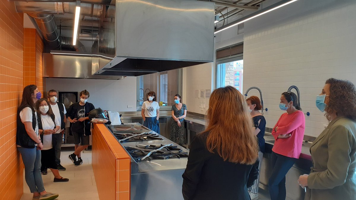 Hoy hemos devuelto las llaves del #CentreJove tras haberse convertido en centro de acogida para familias migrantes vulnerables durante el confinamiento. Agradezco de todo corazón a la <a href="/fperamoralart/">Fundació Per Amor a l'Art</a> su colaboración y apoyo🥰 <a href="/LloretSusana/">Susana Lloret Segura</a> <a href="/OMV_social/">OMV</a> @justglobalVLC <a href="/AjuntamentVLC/">Ajuntament València</a>