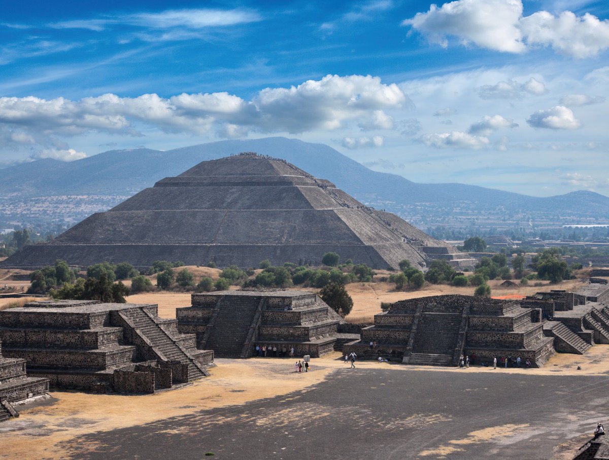 3/ We’ve been thought about ancient civilisations and how pyramids were built for the prestigious leaders to be buried in, which is the case for some places but not all. In 1906 scientists found “Mica” lined throughout the pyramid of the sun, Mexico.