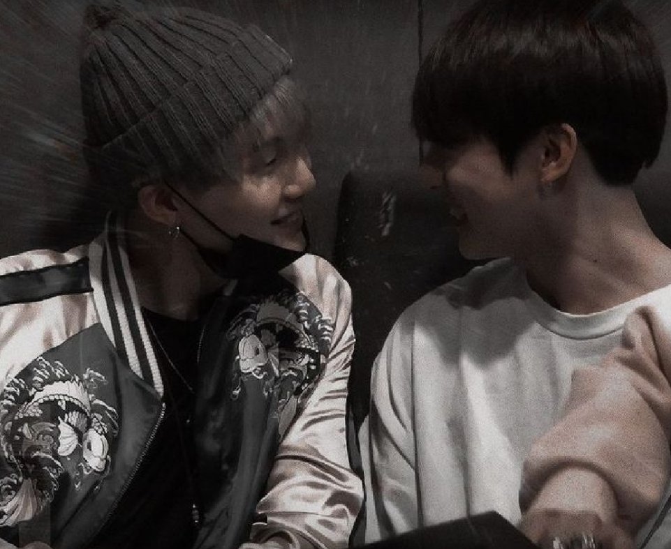 ksyuwiii's tweet photo. yoonkook au;; мир соулмейтов, в котором если твоя метка чернеет — означает, что твой соулмейт на грани смерти, а если исчезает — значит что он умер. 

в один день метка чонгука начинает чернеть, а через неделю буквы постепенно исчезают. он царапает имя на запястье в слёзах, https://t.co/dctJr4ooXc