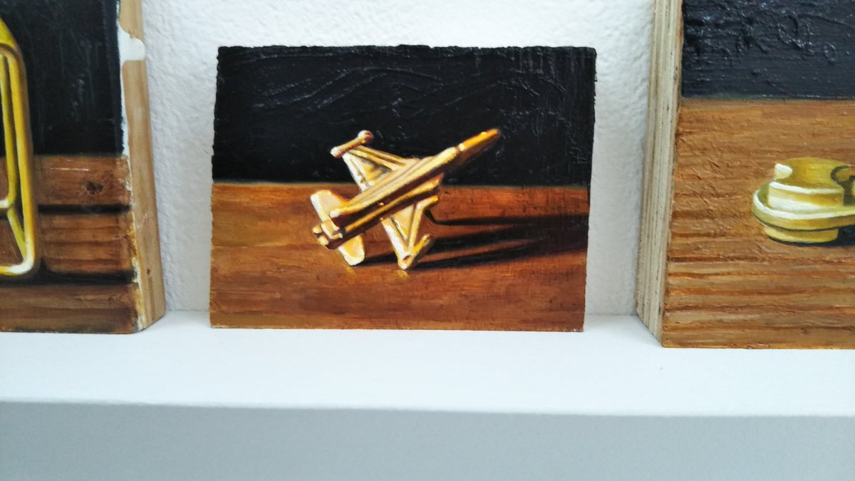 UBEr8BeoyvNssD7's tweet photo. 自立する絵画
#GoldenObjects シリーズ
lOVE イルカ🐬 飛行機
どこが?何故? と言われると説明しにくいが、個人的に気にいった作品達。
モチーフ本来の大きさと、描かれてる木材のサイズのアンバランス感が良いのかも? 各作品のゴールド感の違いも見所です! https://t.co/qoXEOgqz8s