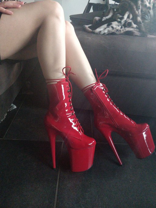 new boots! :-D <3 https://t.co/0xeYbEcuws<a href="/tag/jacket"class="tags"><span>#jacket</span></a><a href="/tag/goldenhour"class="tags"><span>#goldenhour</span></a>