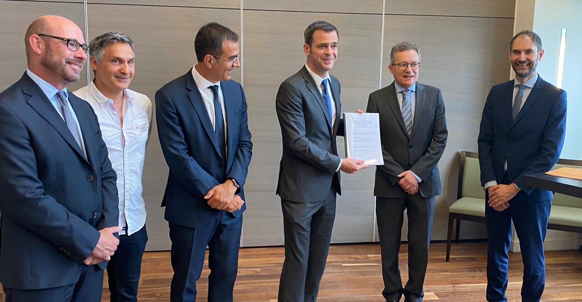 DavidPiney's tweet photo. Remise du rapport de la Mission Claris à @olivierveran :
❇️5 mois de travail avec #COVID19
❇️12 visites, 30 auditions, 6507 répondants
❇️1 séminaire
❇️1 consensus institutionnel 
➡️56 recos &amp; 27 bonnes pratiques pour changer le quotidien des hospitaliers
https://t.co/5QjUuL9ZHk https://t.co/LunQuRepfR