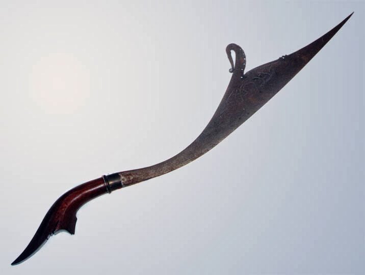 Ini Kelewang. Senjata ini digunakan oleh Adruja Wijayamala Singha aka Dewi Durga aka Cik Siti Wan Kembang I. Ini adalah senjata kegemaran Baginda Ratu. Baginda menamakannya Kilatan. Mungkin itu salah satu asal usul nama Kelantan  https://twitter.com/nrhanishh/status/1272862081297965061