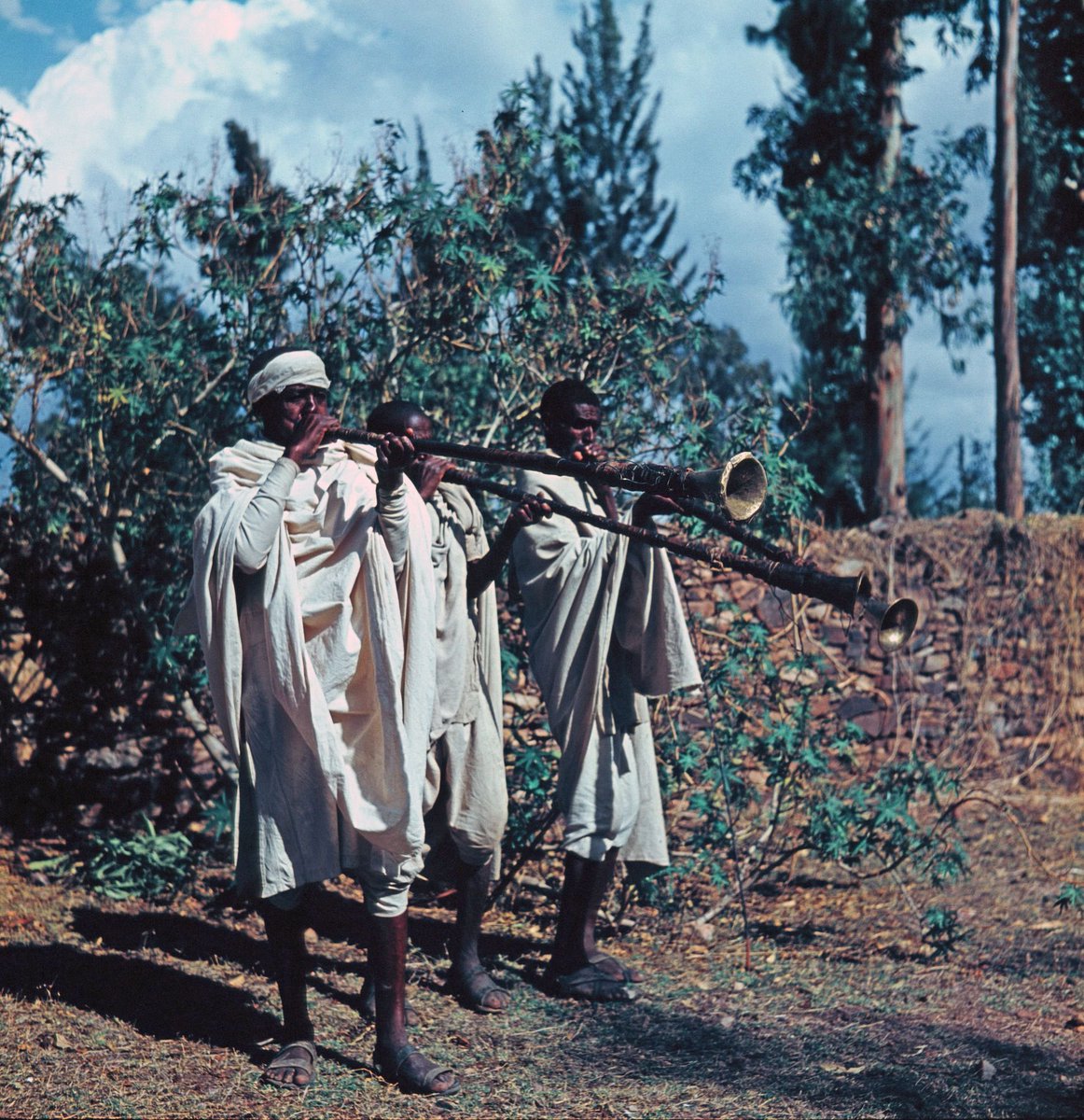 3/3 Get a glimpse into the world of #Ethiopianculture in the #sixties, with over 1000 photos 📷, 3200 meters of silent films🎞, 40 hrs of audio material 🎵 🇪🇹🎵#Ethiopia #ICH  and read more about this wonderful joint project szellemikulturalisorokseg.hu/index0_en.php?…