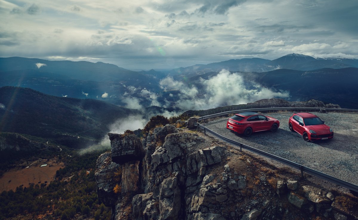 Porsche_Iberica's tweet photo. 🙌 Atractivo a los ojos de cualquiera. La familia Cayenne crece, esta vez con su versión GTS. Una estética más deportiva y con la vuelta a los orígenes del motor V8 para mantener la esencia Porsche 🚀

#Porsche #CayenneCoupé https://t.co/FwKU1TW4Jg