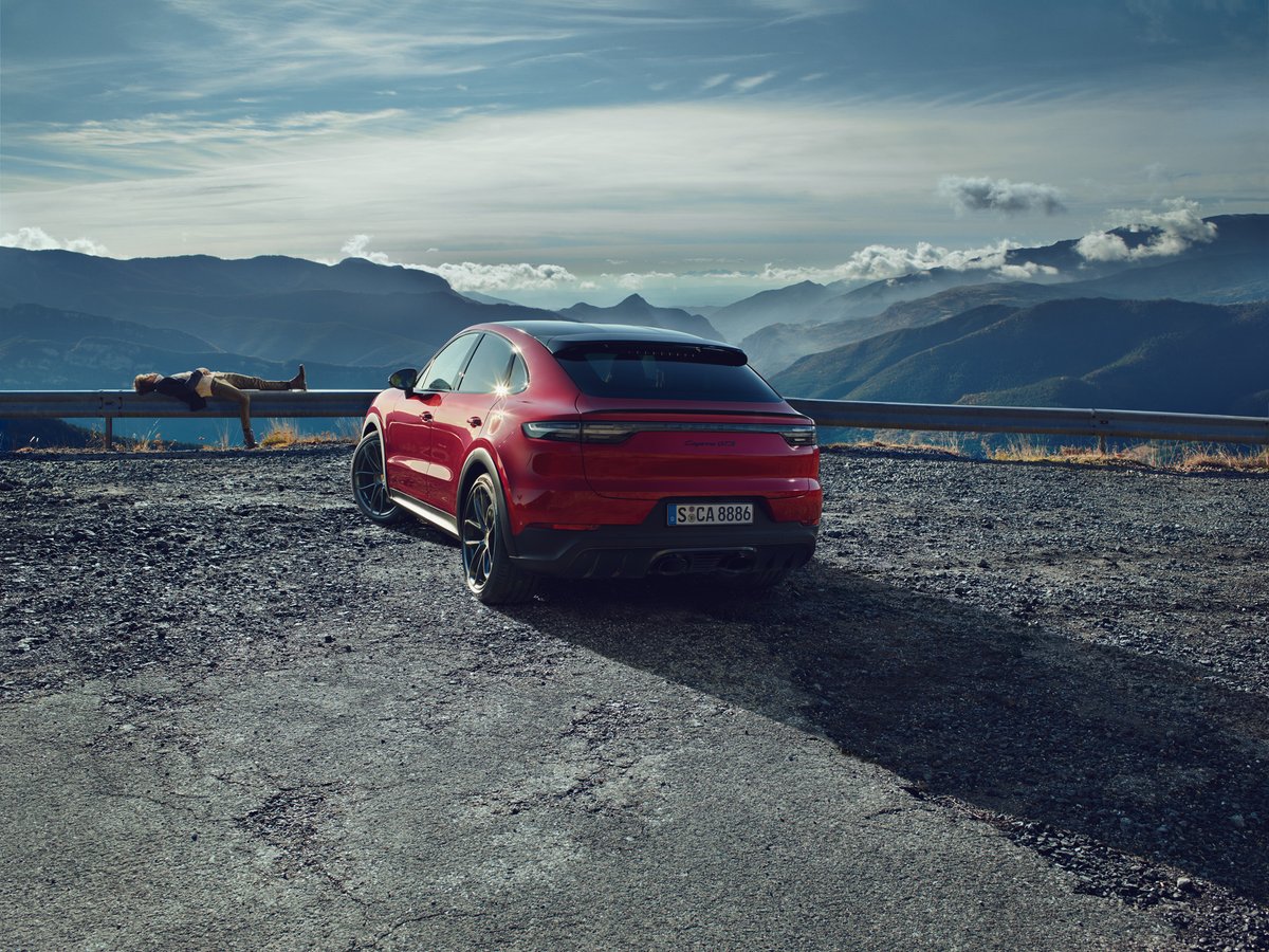 Porsche_Iberica's tweet photo. 🙌 Atractivo a los ojos de cualquiera. La familia Cayenne crece, esta vez con su versión GTS. Una estética más deportiva y con la vuelta a los orígenes del motor V8 para mantener la esencia Porsche 🚀

#Porsche #CayenneCoupé https://t.co/FwKU1TW4Jg