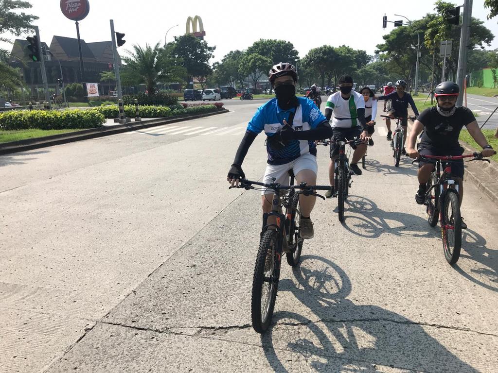 goWWes1's tweet photo. Minggu pagi yang menyegarkan. #gowwes bareng temen temen merenggangkan otot dan pikiran #mtb #roadbike #sepedaindonesia #biketowork #bike #montainbike #sunday #morning #ride https://t.co/wg8MXb4D3J