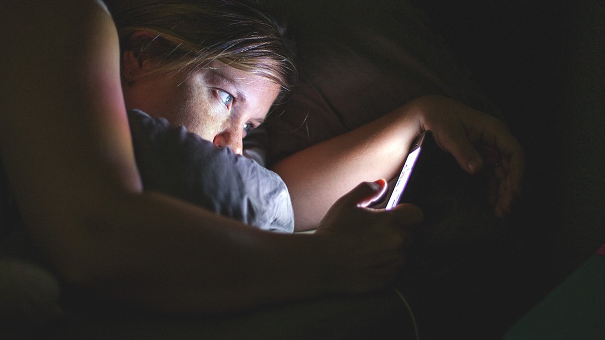 DAMPAK MEMATIKAN BEGADANG: APA YG TERJADI KETIKA IRAMA SIRKADIAN DI-RESET?

-- A THREAD

Begadang memicu disrupsi parah pd irama sirkadian tubuh. Disrupsi tsb memicu kebingungan hebat sel2 di dlm tubuh kita &amp; meningkatkan peluang kematian mendadak. Lalu, gmn nasib pekerja shift?