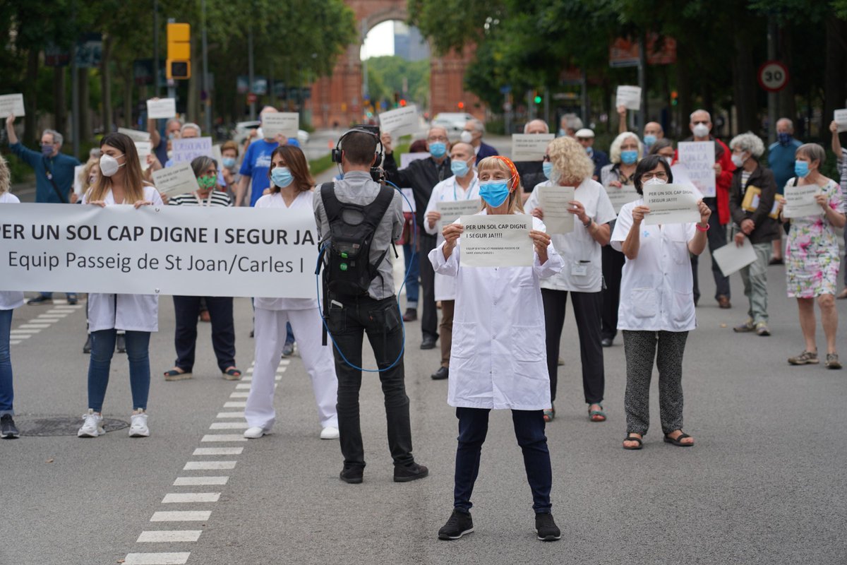 nou_cap's tweet photo. 📢 Avui ens hem tornat a concentrar a la cruïlla de Pg St Joan / Ausiàs March per exigir un #UnsolCAPdigneisegurJa i una solució provisional imminent que ens permeti seguir treballant i atenent amb dignitat.

✊🏽 Convoquem cada dia a les 14h a  fins obtenir solucions! https://t.co/graATRA1i5