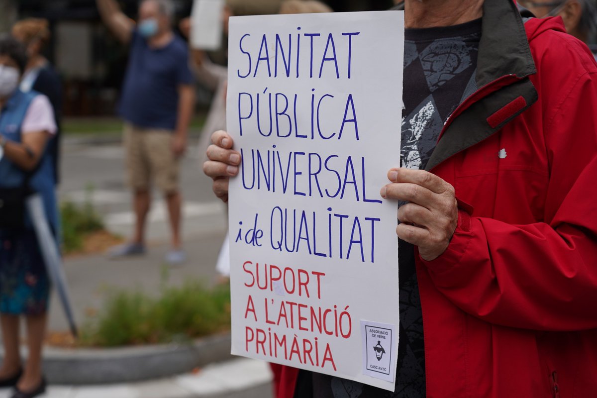 nou_cap's tweet photo. 📢 Avui ens hem tornat a concentrar a la cruïlla de Pg St Joan / Ausiàs March per exigir un #UnsolCAPdigneisegurJa i una solució provisional imminent que ens permeti seguir treballant i atenent amb dignitat.

✊🏽 Convoquem cada dia a les 14h a  fins obtenir solucions! https://t.co/graATRA1i5